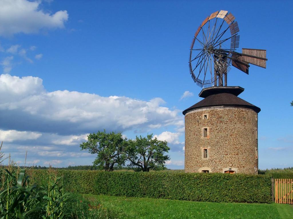 um moinho de vento em cima de um campo de relva em Holiday Home Ruprechtovský mlýn by Interhome em Ruprechtov