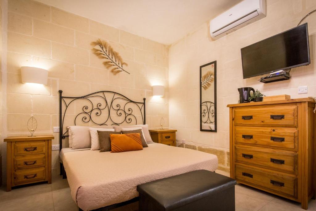 Postel nebo postele na pokoji v ubytování Sweet Life Gozo - Boutique Living