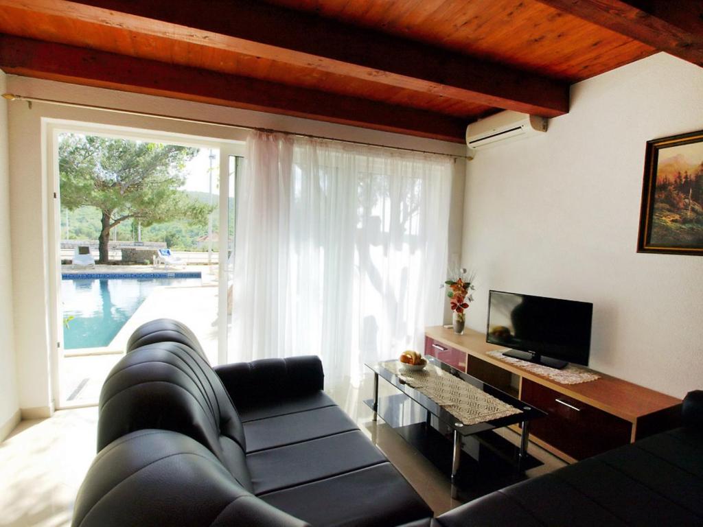 Telewizja i/lub zestaw kina domowego w obiekcie Holiday Home Villa Sandra by Interhome