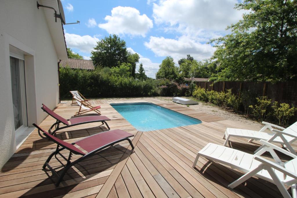 Swimmingpoolen hos eller tæt på Agréable maison avec piscine 6 couchages au calme