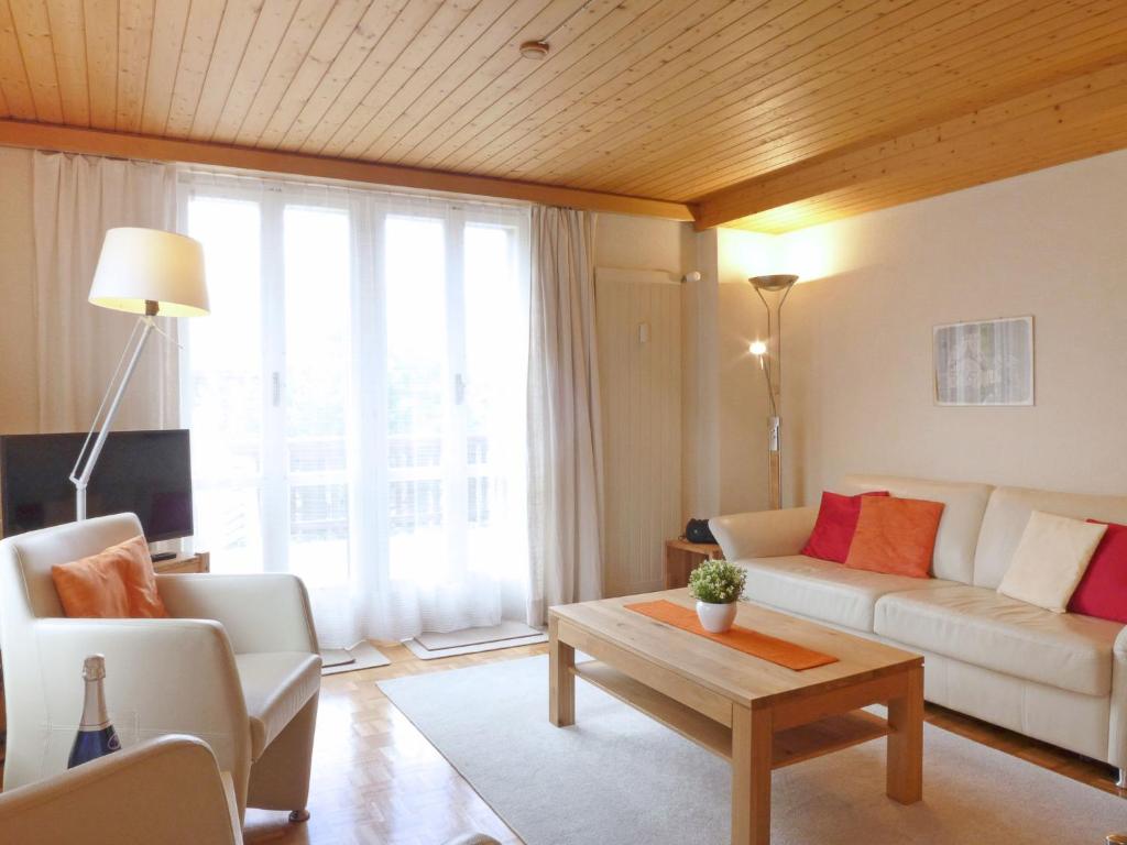 een woonkamer met een bank en een tafel bij Apartment Schweizerhof-2 by Interhome in Wengen