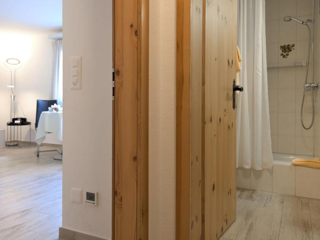 Vannituba majutusasutuses Apartment Chesa Munteratsch 311 by Interhome