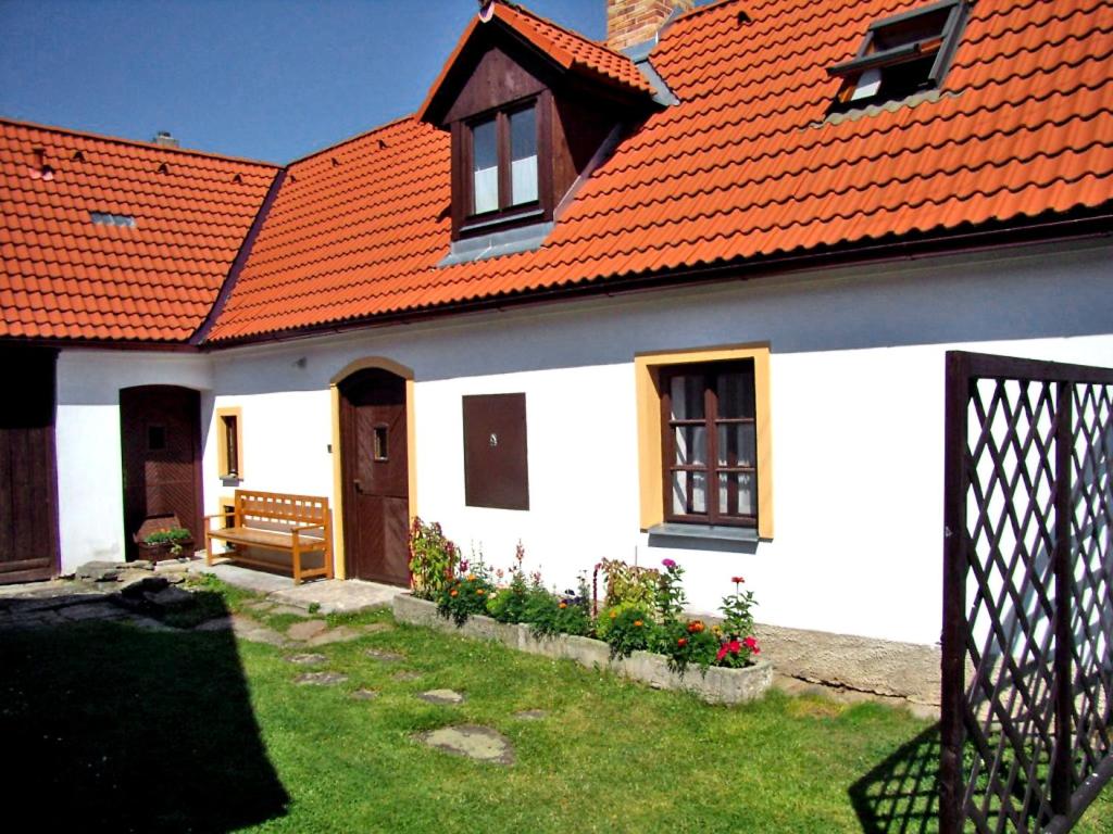 una casa bianca con tetto arancione di Holiday Home Podoli by Interhome a Šamonice