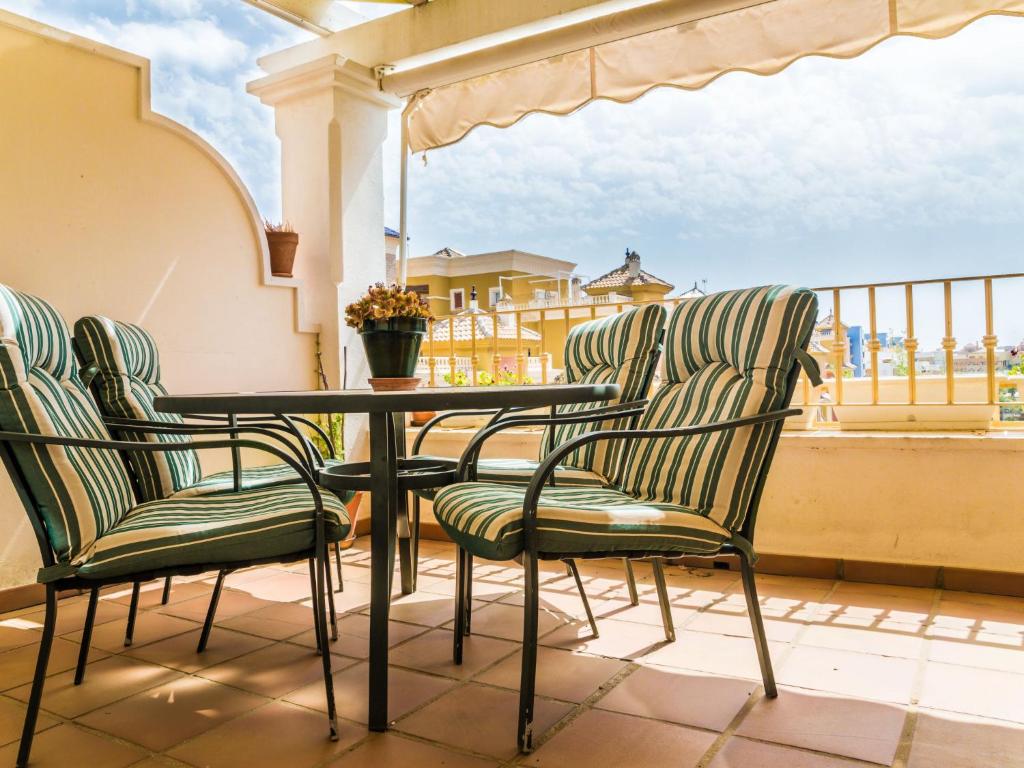 una mesa y sillas en un balcón con vistas en Apartment Las Dunas by Interhome, en Punta del Caimán