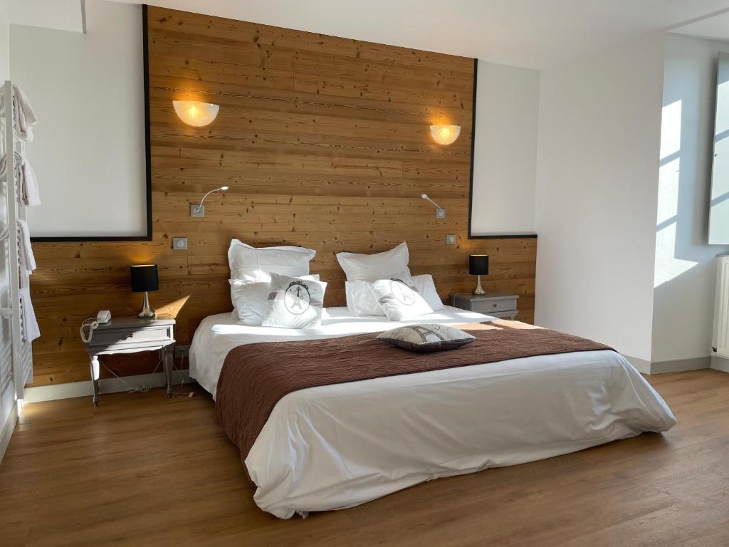 Postel nebo postele na pokoji v ubytování Logis Hôtel Ancien Grand Séminaire