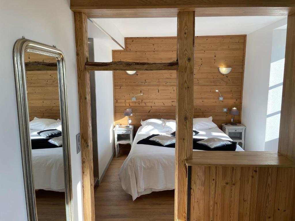 Postel nebo postele na pokoji v ubytování Logis Hôtel Ancien Grand Séminaire