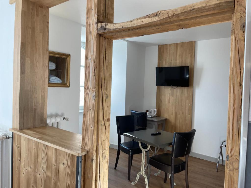 TV a/nebo společenská místnost v ubytování Logis Hôtel Ancien Grand Séminaire