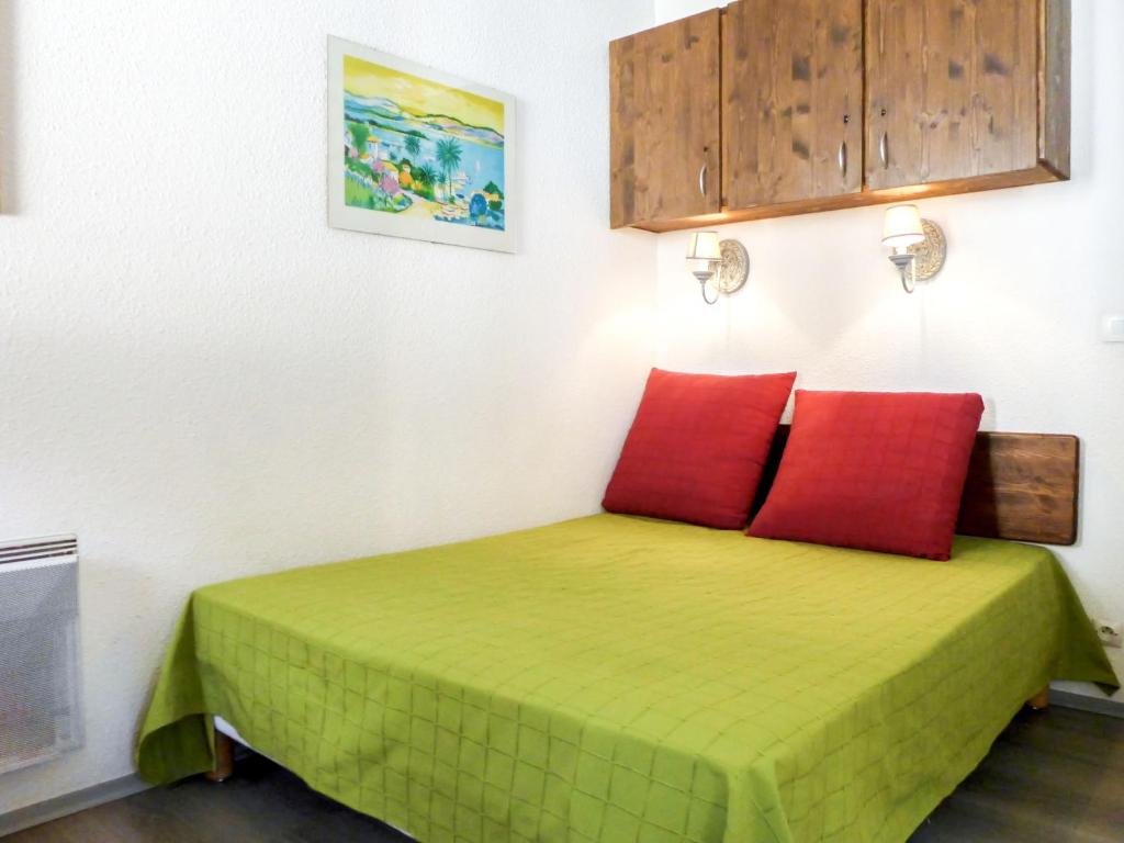 Cama o camas de una habitación en Apartment Le Chamois Blanc-8 by Interhome