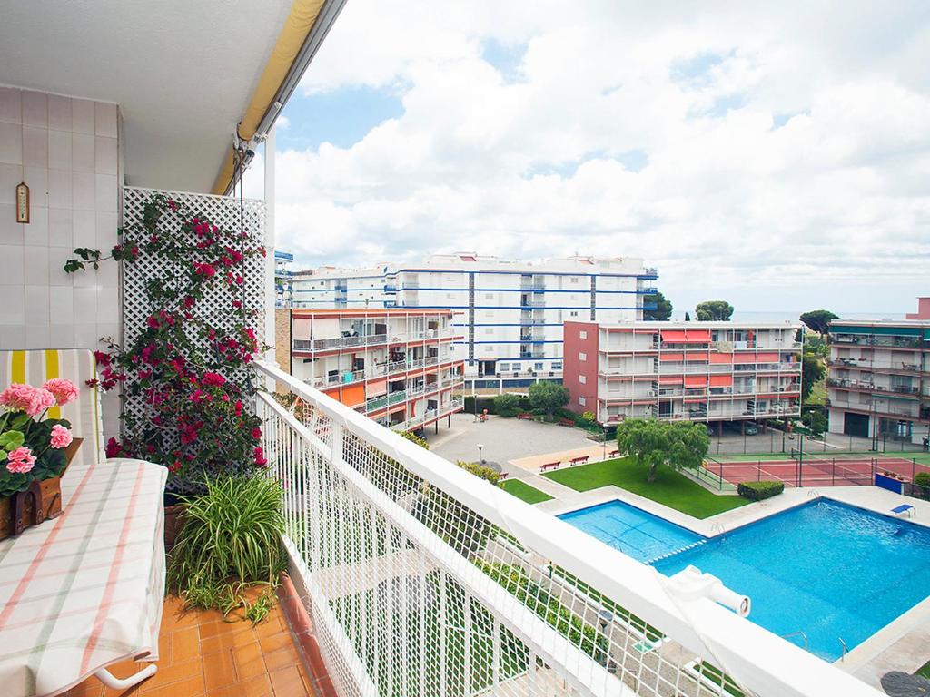 balcón con vistas a la piscina y a los edificios en Apartment Mariola by Interhome, en Sant Andreu de Llavaneres