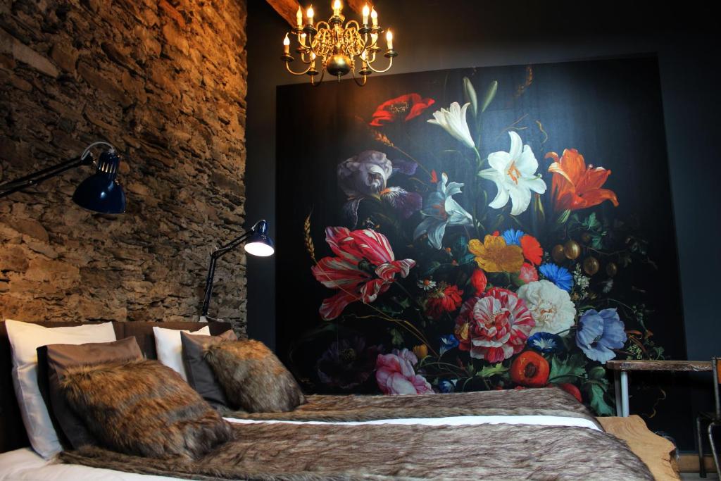 sypialnia z obrazem kwiatów na ścianie w obiekcie La Vie en Rose hotel w mieście Gouvy