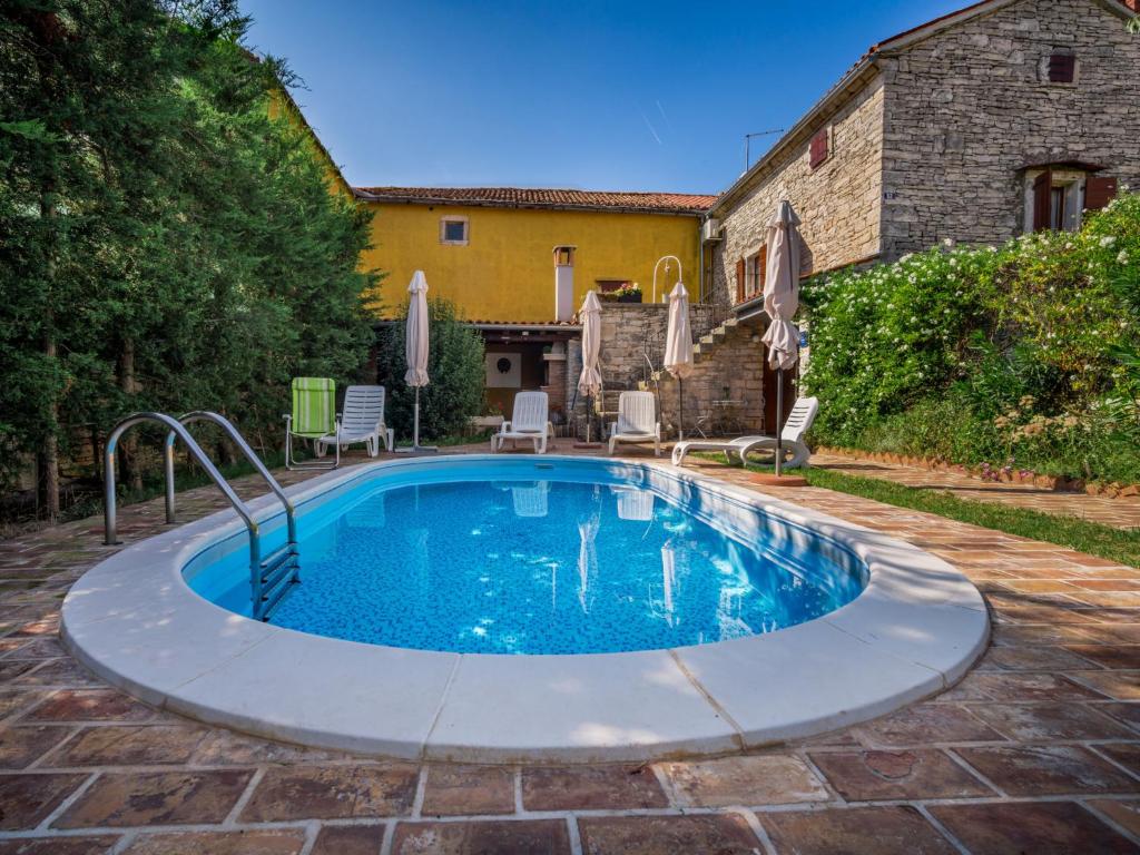 Bazén v ubytování Holiday Home Ivanka by Interhome nebo v jeho okolí