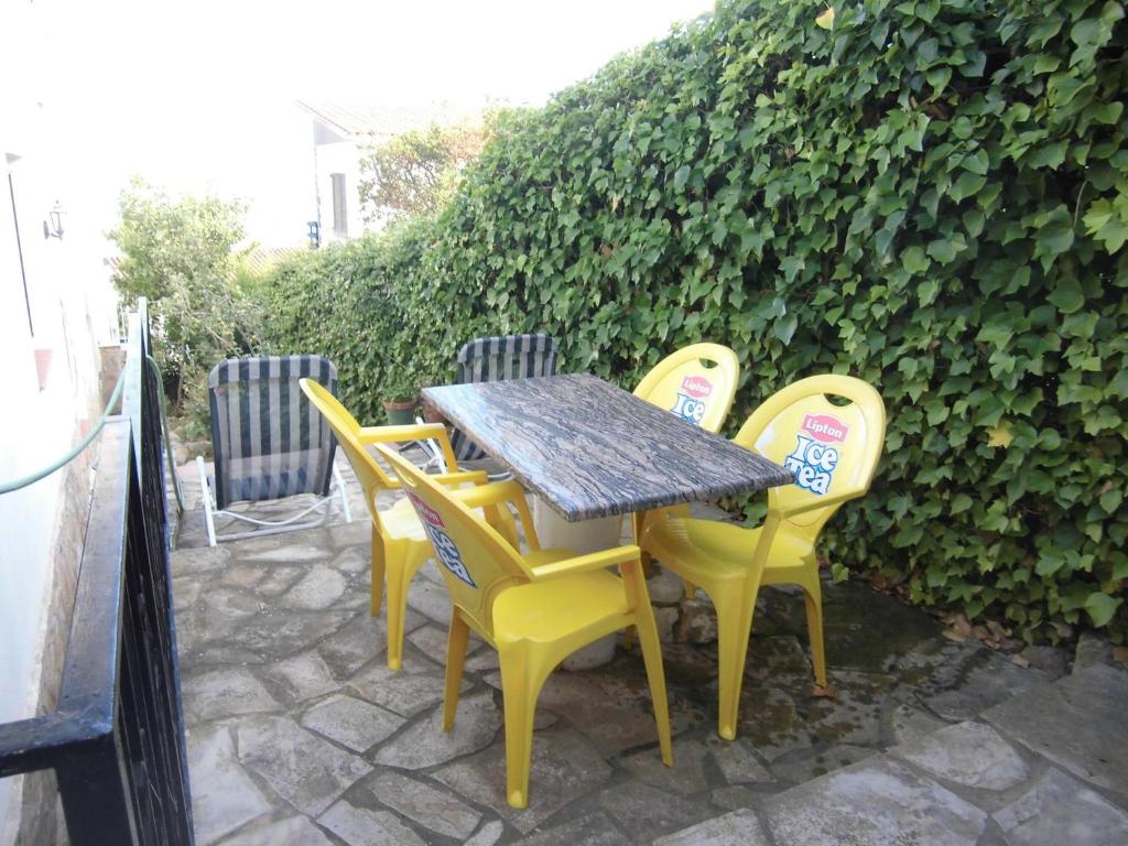 羅列特海岸的住宿－Morisca，天井上的桌子和四把黄色椅子