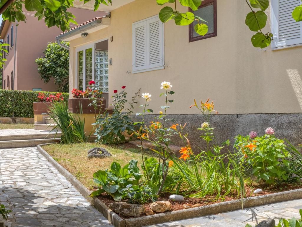Vonkajšia záhrada v ubytovaní Apartment Daria-4 by Interhome