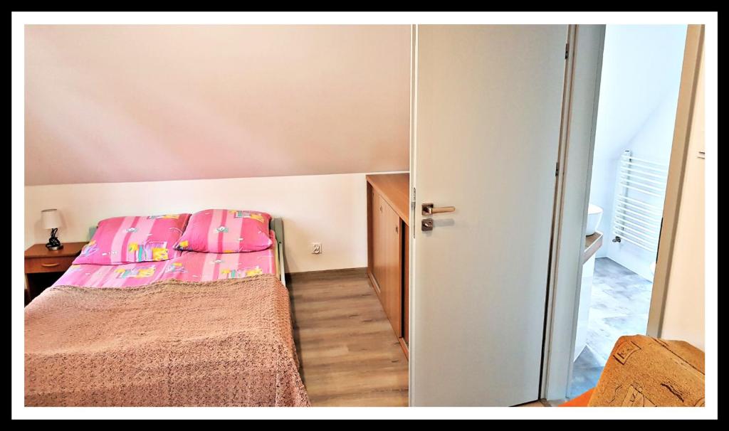 Postel nebo postele na pokoji v ubytování Leśne Berdo 4