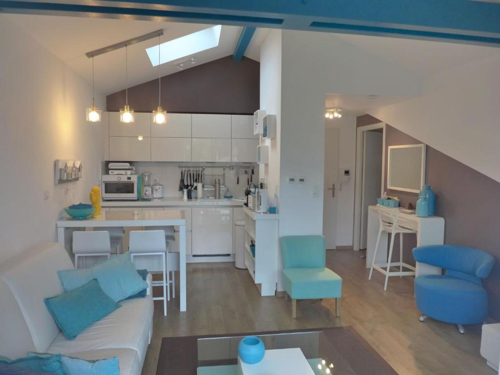 sala de estar y cocina con sofá y sillas en Apartment Les Berges Landaises-1 by Interhome, en Soorts-Hossegor