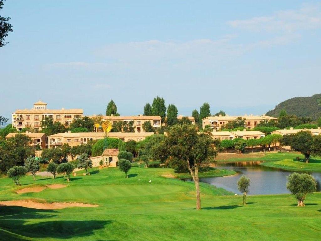 Castillo de AroにあるApartment Resort Hapimag Mas Nou by Interhomeのリゾートのゴルフコースの景色を望めます。