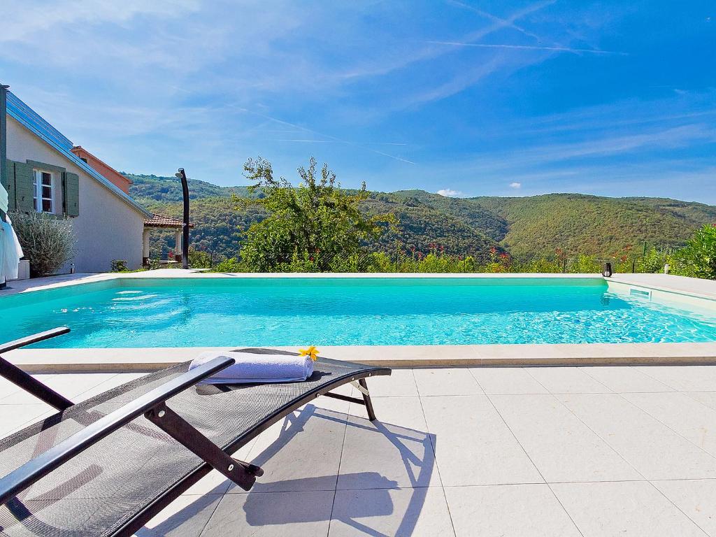 Bazén v ubytovaní Holiday Home Ravan by Interhome alebo v jeho blízkosti