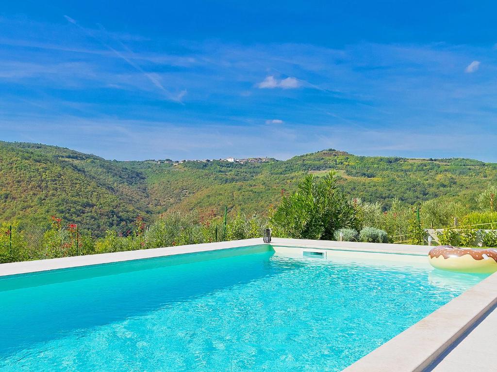 Bazén v ubytovaní Holiday Home Ravan by Interhome alebo v jeho blízkosti