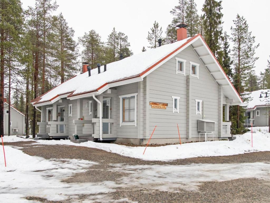 アカスロンポロにあるHoliday Home Ylläsröhkö d 8 by Interhomeの雪の白い家