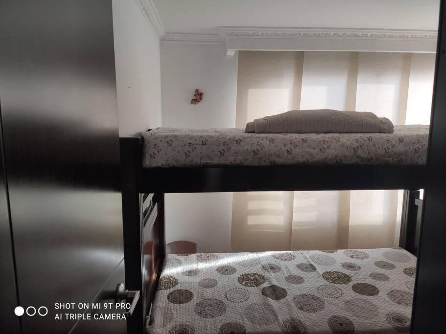 ein oberes Etagenbett in einem Schlafzimmer mit einer Matratze in der Unterkunft Apto con mejor ubicación estratégica en la ciudad in Armenia