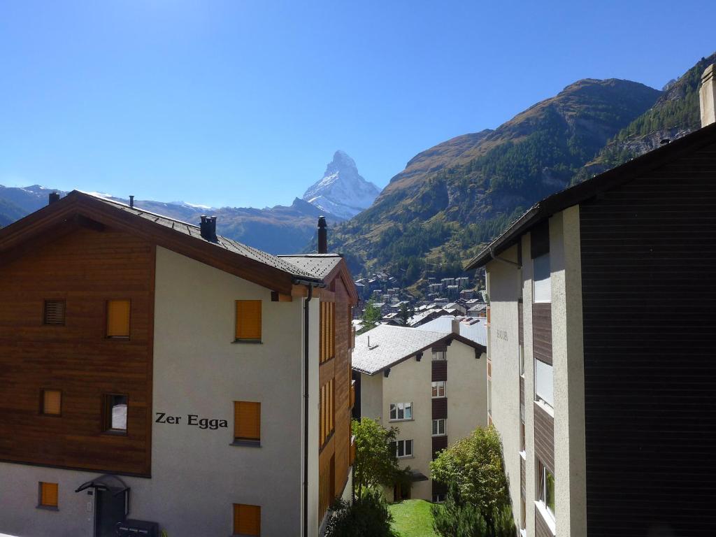 una vista di una città con le montagne sullo sfondo di Apartment Apollo by Interhome a Zermatt