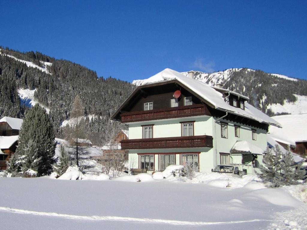 Studio Dirndl und Bua by Interhome v zime