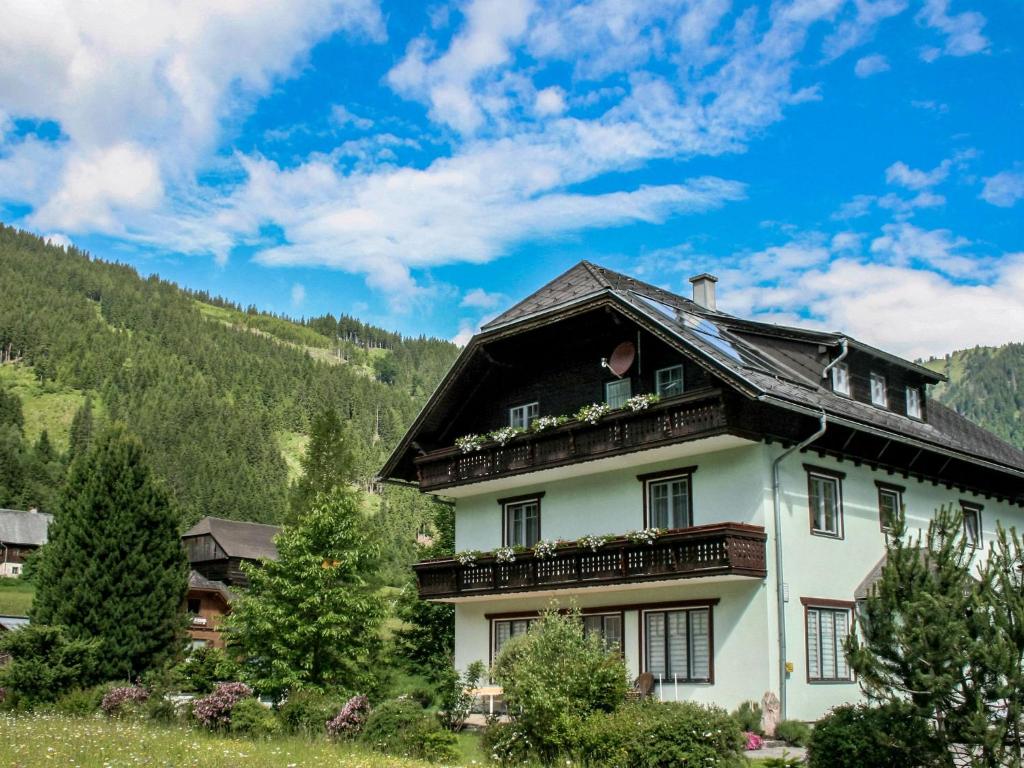 een wit huis met een balkon erop bij Studio Dirndl und Bua by Interhome in Donnersbachwald