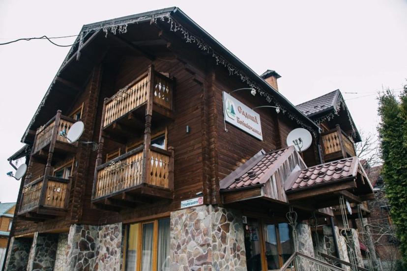 ein Gebäude mit Holzbalkonen darüber in der Unterkunft Бойківчанка in Jaremtsche
