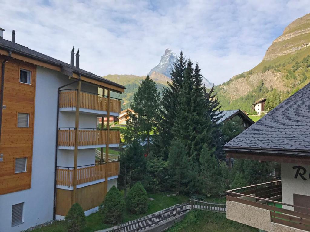 budynek z balkonem z górą w tle w obiekcie Apartment Cervin by Interhome w mieście Zermatt