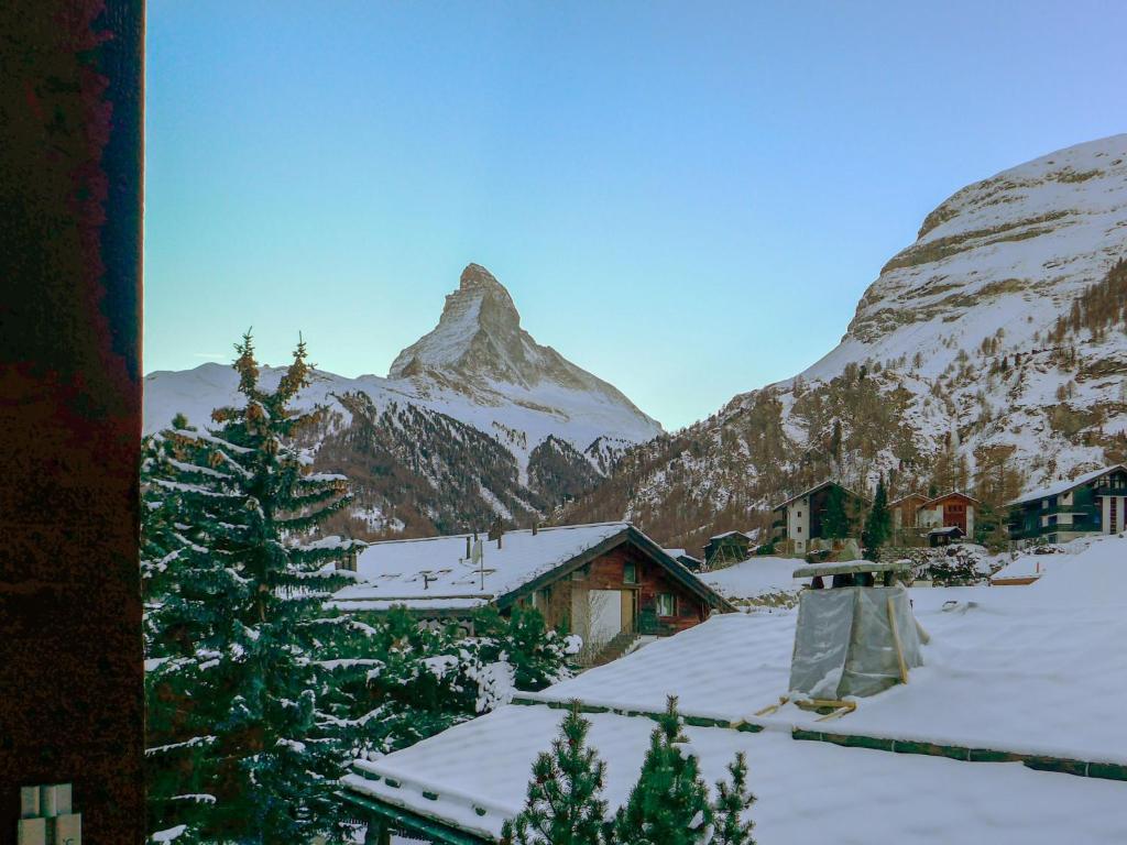 ツェルマットにあるApartment Haus Rollin by Interhomeの雪山の景色
