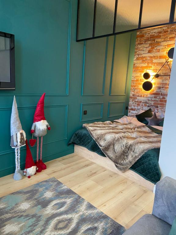 um quarto com duas camas e dois gnomos nele em Lux appartments в центре города в стиле Loft em Vinnytsya