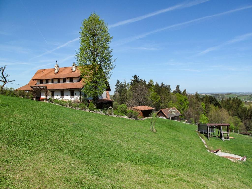 uma casa no topo de uma colina relvada em Chalet Lhotka by Interhome em Kozlovice