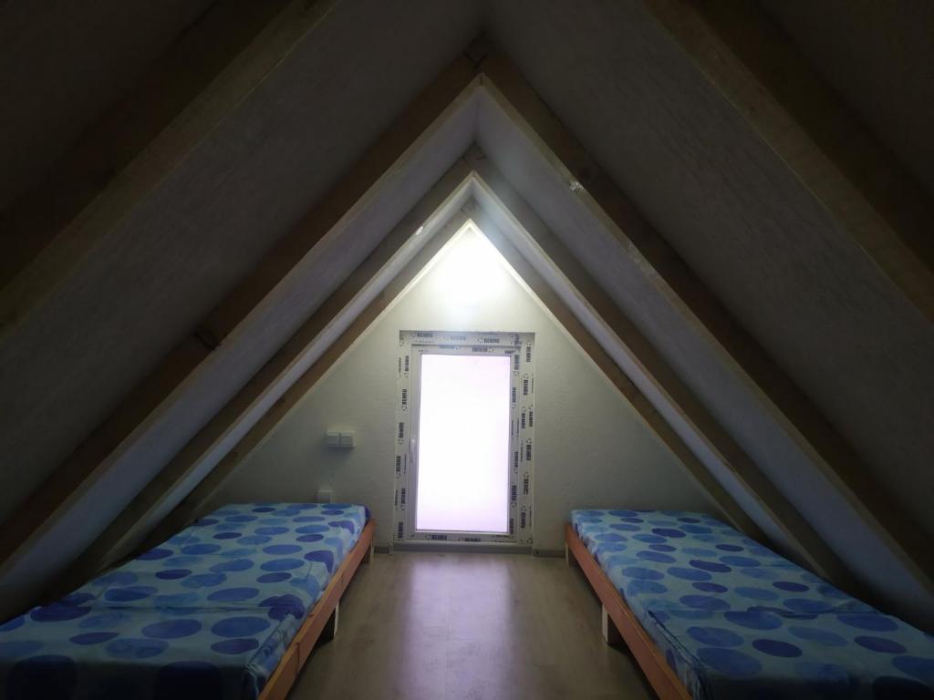 Postel nebo postele na pokoji v ubytování Brvnara Krin 3