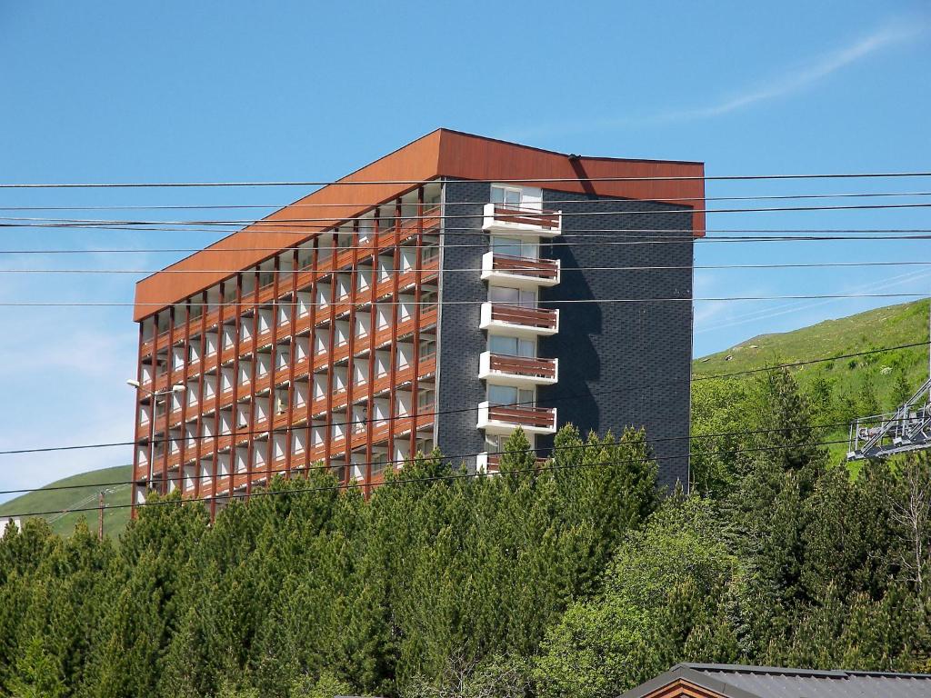 um edifício alto com um preto em Apartment Les Lauzes-5 by Interhome em Les Menuires