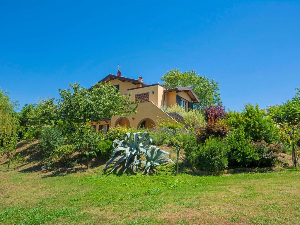 Corsanico-BargecchiaにあるVilla Casa Gianna by Interhomeの茂みと木々の丘の上の家