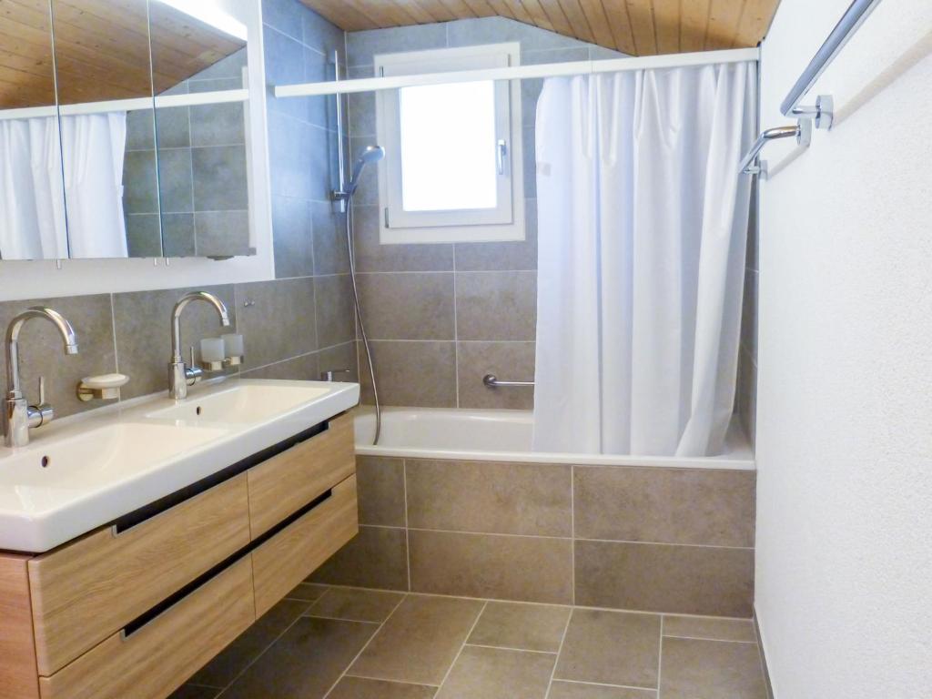 Koupelna v ubytování Holiday Home Chalet Reinhysi by Interhome