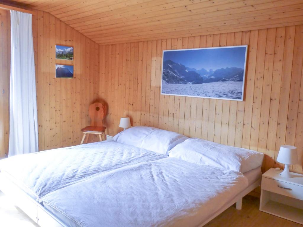 Postel nebo postele na pokoji v ubytování Holiday Home Chalet Reinhysi by Interhome