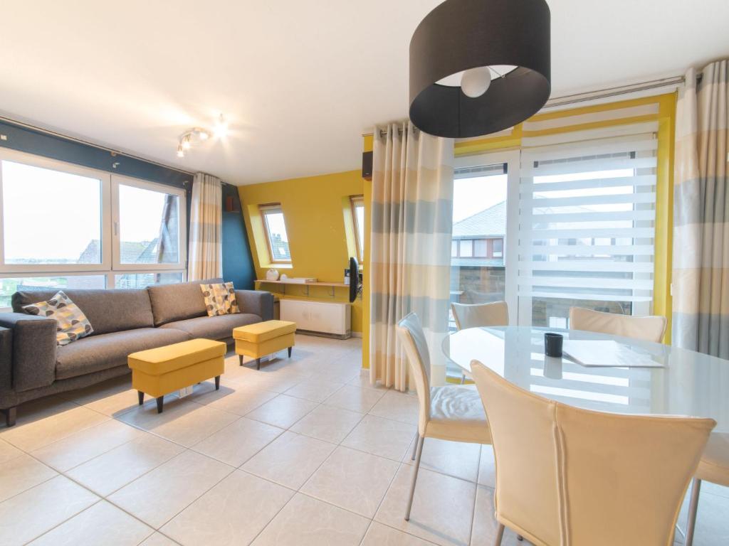 sala de estar con sofá y mesa en Apartment Residentie Maritiem by Interhome, en Bredene