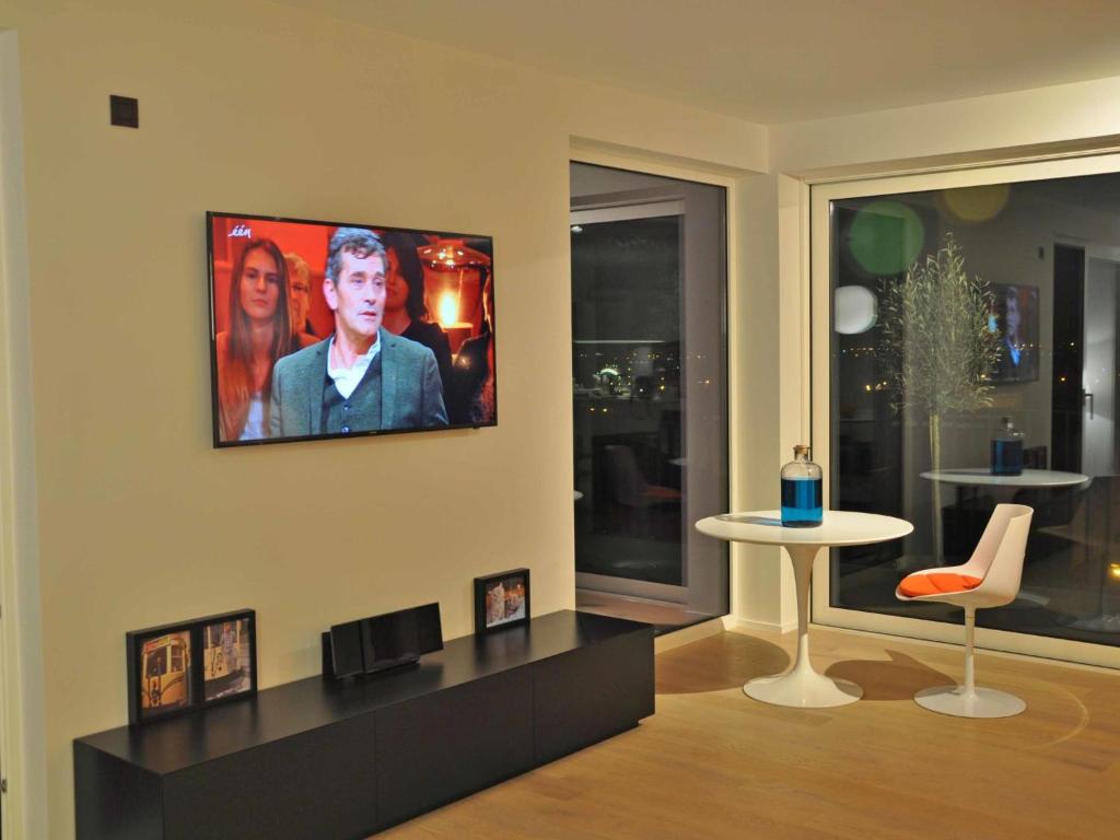 Televizorius ir (arba) pramog&#x173; centras apgyvendinimo &#x12F;staigoje Apartment Victoria by Interhome