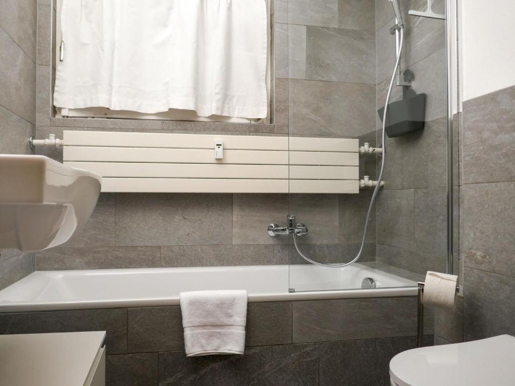 Koupelna v ubytování Apartment Chesa Cripels II by Interhome