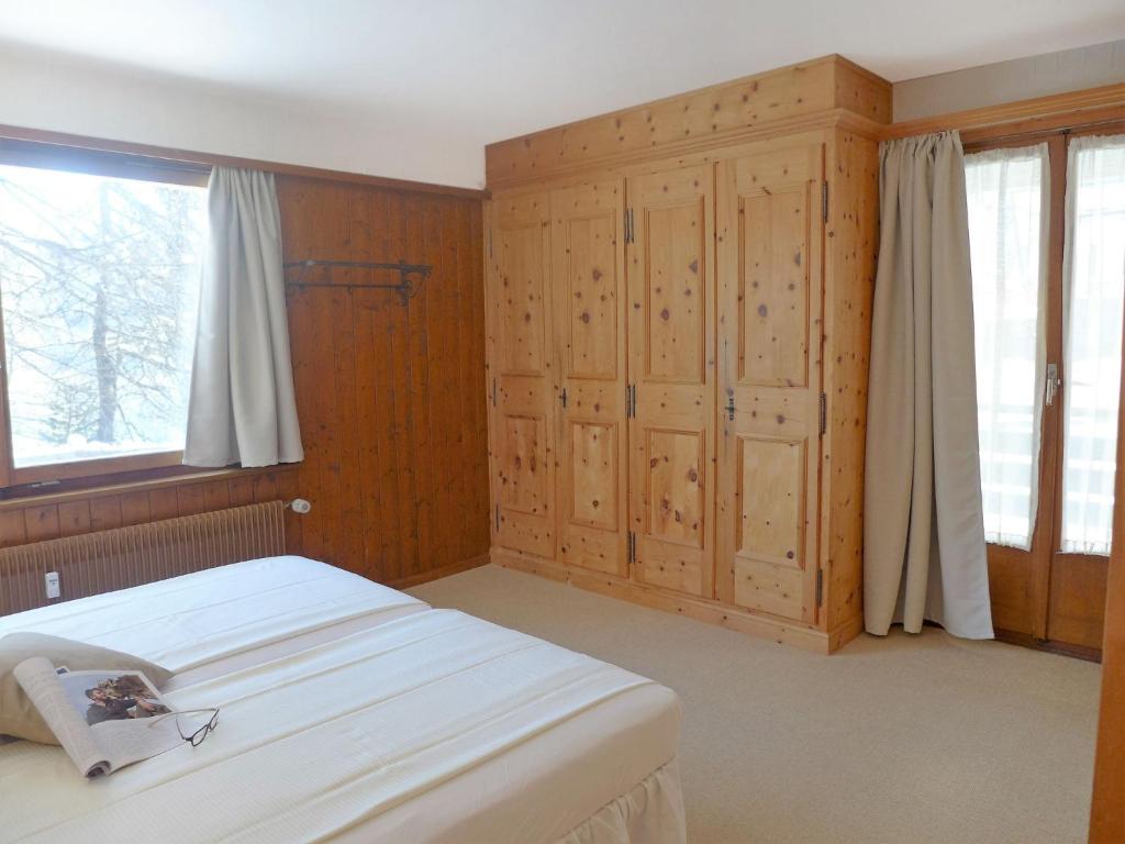Postel nebo postele na pokoji v ubytování Apartment Chesa Cripels II by Interhome