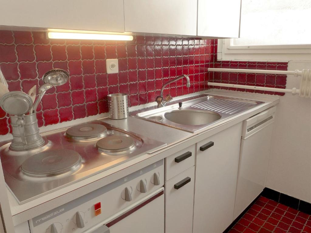 Kuchyň nebo kuchyňský kout v ubytování Apartment Chesa Cripels II by Interhome