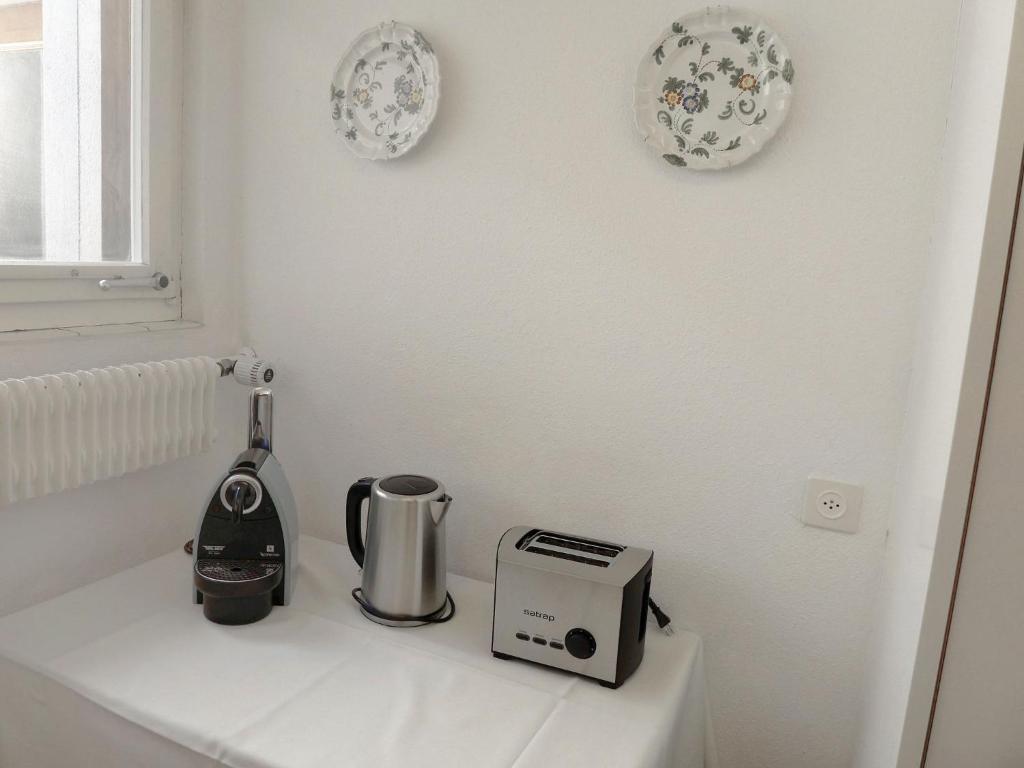 Příslušenství pro přípravu čaje a kávy v ubytování Apartment Chesa Cripels II by Interhome