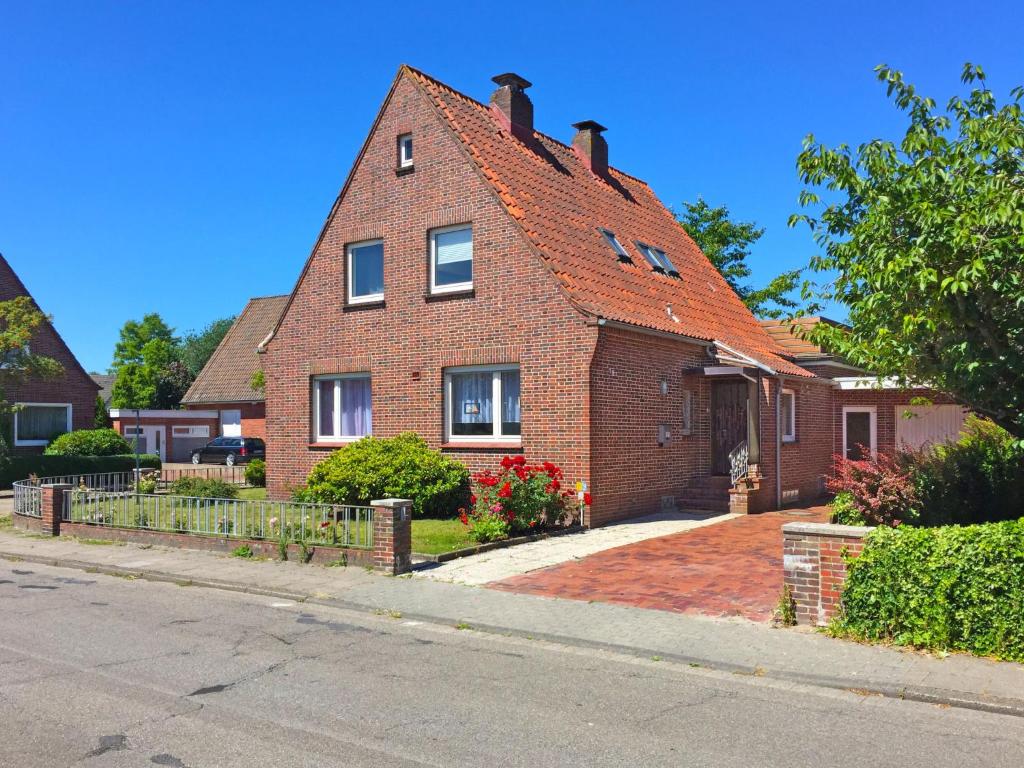 ノルデンにあるApartment Norderney by Interhomeの赤屋根のレンガ造りの家