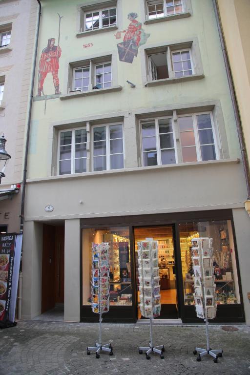 una tienda frente a un edificio con ventanas en KoBi Boutique Studios Hirschenplatz en Lucerna