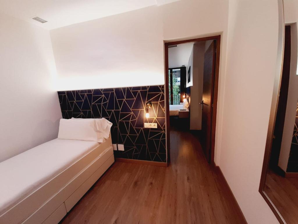 Posteľ alebo postele v izbe v ubytovaní Hostal Laia by gaiarooms