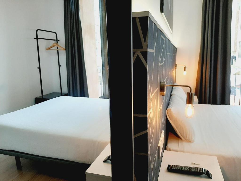 Posteľ alebo postele v izbe v ubytovaní Hostal Laia by gaiarooms