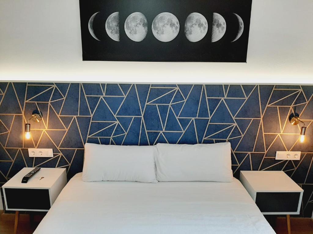 Posteľ alebo postele v izbe v ubytovaní Hostal Laia by gaiarooms