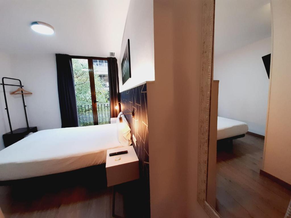 Posteľ alebo postele v izbe v ubytovaní Hostal Laia by gaiarooms