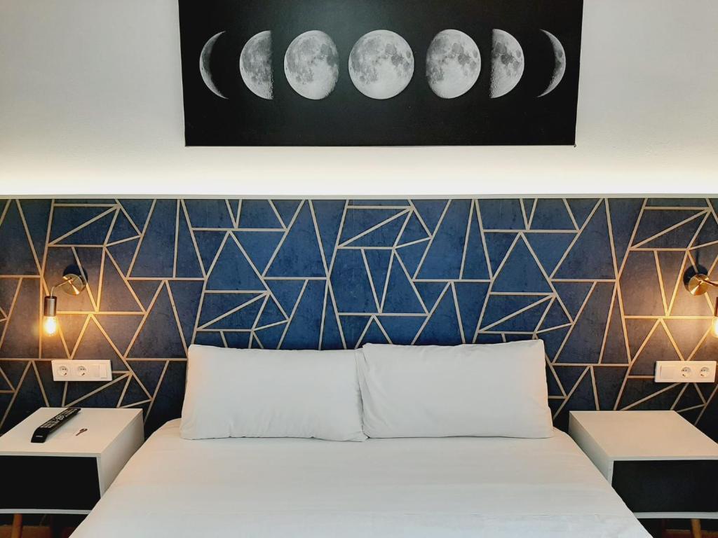 Posteľ alebo postele v izbe v ubytovaní Hostal Laia by gaiarooms